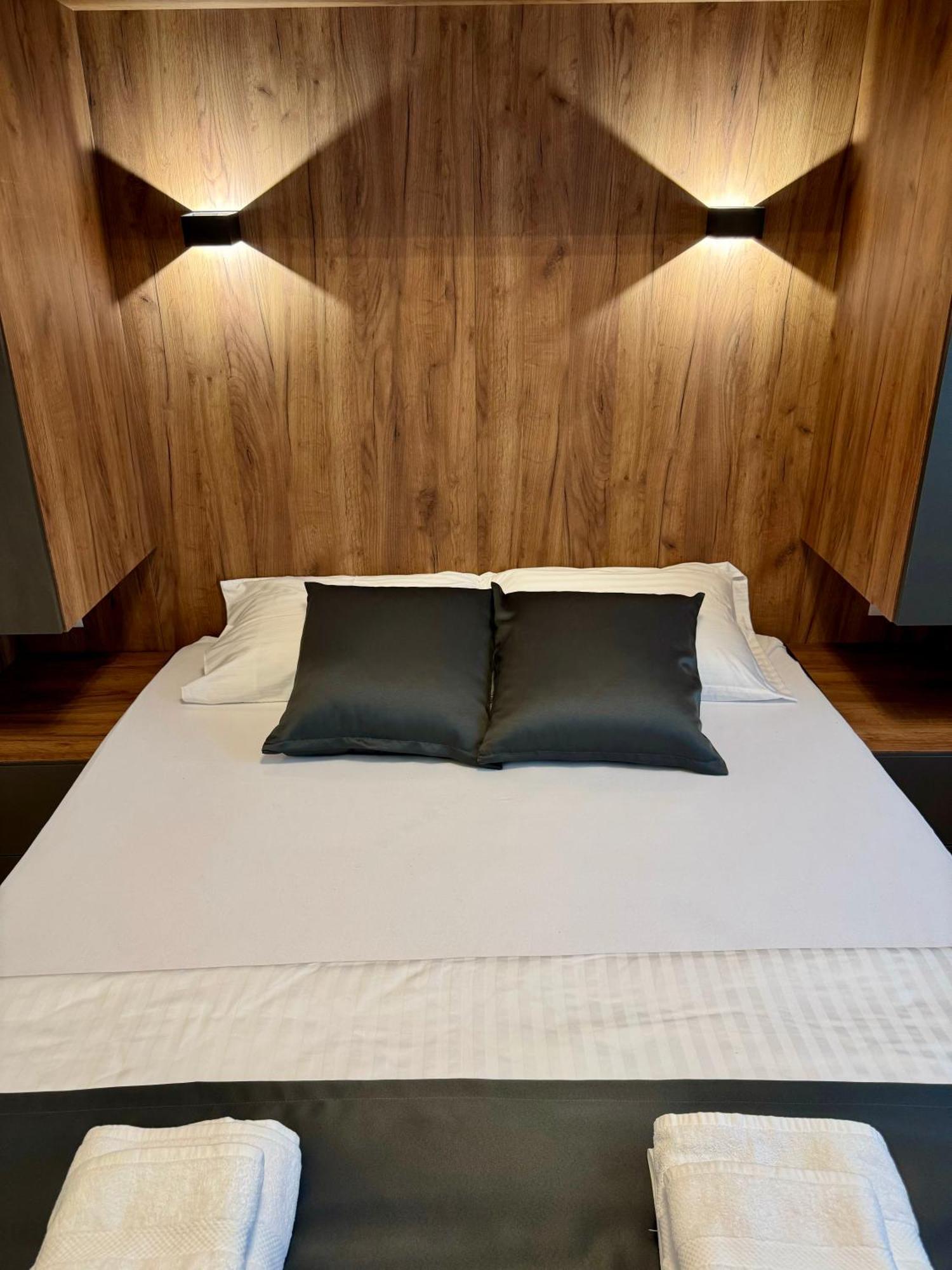 Downtown Riverside Apartments Skopje Ngoại thất bức ảnh